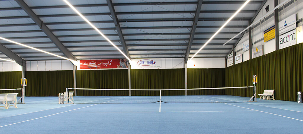 LED verlichting in een tennishal